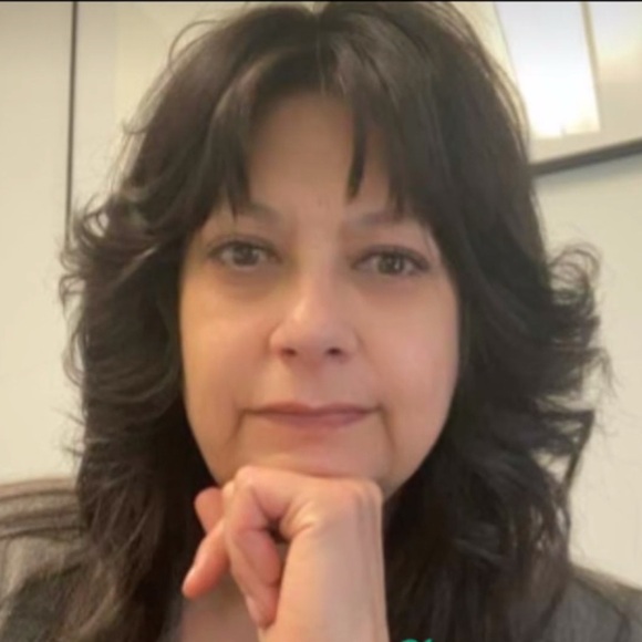 Meet your Posher, Janet - Picture 1 of 2